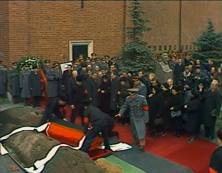 Фото №9 - Уронили гроб, помпезный пафос, парад и принудиловка: воспоминания и мифы о похоронах Брежнева (и видео)