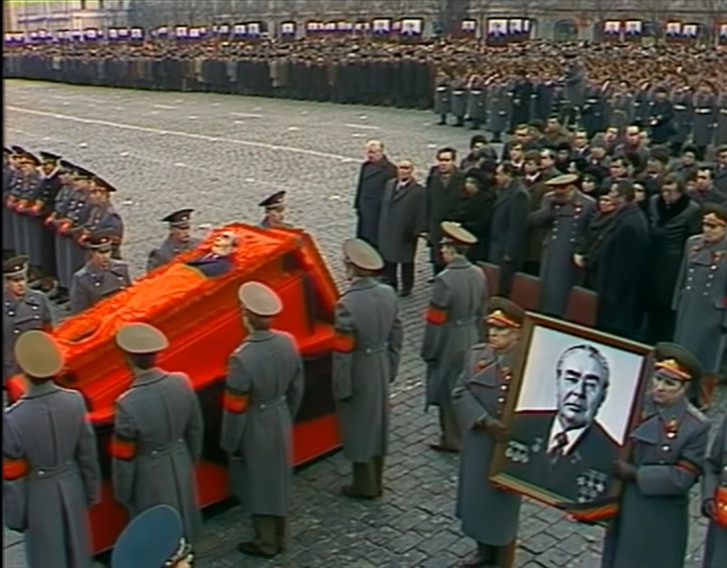 Фото №4 - Уронили гроб, помпезный пафос, парад и принудиловка: воспоминания и мифы о похоронах Брежнева (и видео)