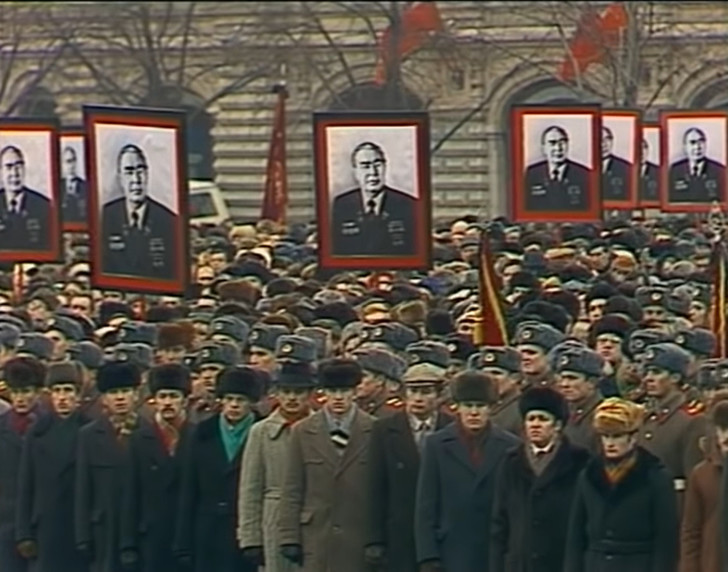 Фото №7 - Уронили гроб, помпезный пафос, парад и принудиловка: воспоминания и мифы о похоронах Брежнева (и видео)