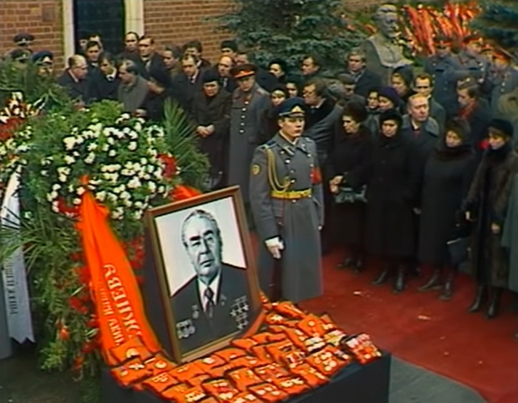 Фото №8 - Уронили гроб, помпезный пафос, парад и принудиловка: воспоминания и мифы о похоронах Брежнева (и видео)