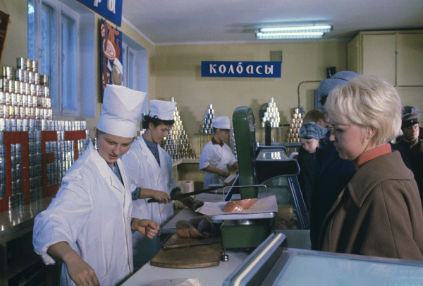 Фото №1 - Вспоминаем дефицитные деликатесы, которые в СССР «выбрасывали» на прилавки к 7 Ноября