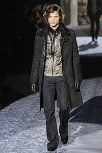 модное мужское пальто с меховым воротником