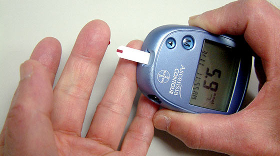 Замеряет уровень сахара в крови