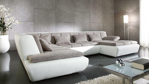 Большой диван для гостиной даст возможность расположить большое количество гостей