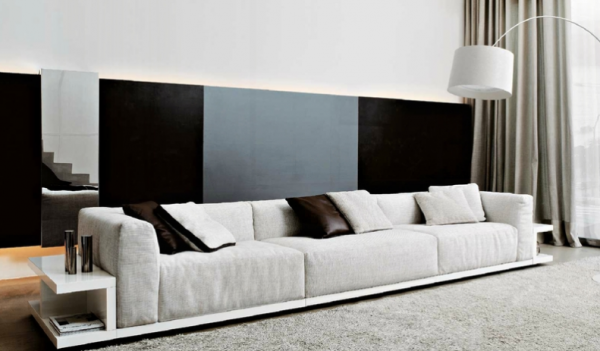 С помощью длинного дивана для гостиной можно зонировать помещение